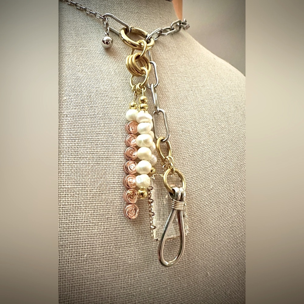 🤘🎸 Handcrafted “Heavy Metal & Pearls”
Carabiner Charm Necklace❣️